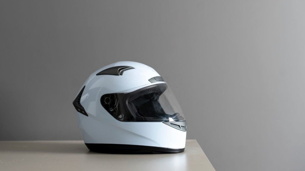 How-To-Know-If-Your-Motorcycle-Helmet-Fits-Right