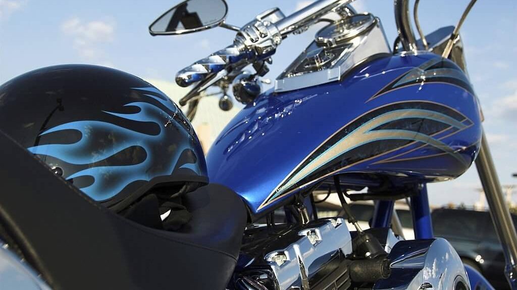 How-To-Use-Paint-To-Customize-A-Motorcycle-Helmet.