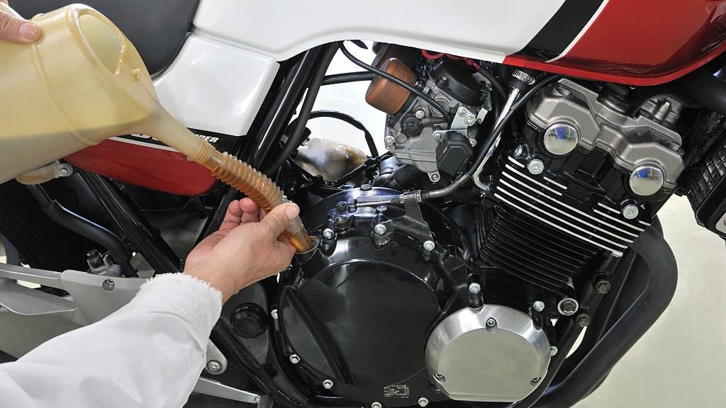 What-Are-the-Different-Types-of-Motorcycle-Oil
